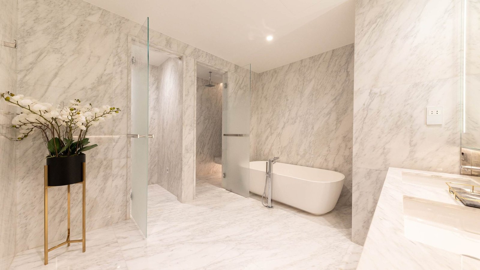 Master bathroom with freestanding bathtub, The Royal Atlantis sky court Master bathroom with freestanding bathtub, The Royal Atlantis sky court